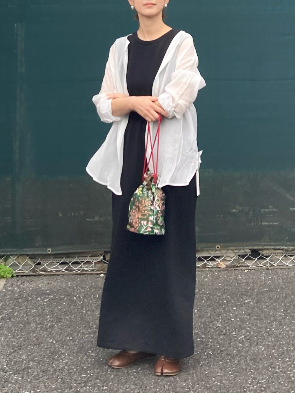 ホワイト系のシャツ/ブラウス、ブラック系のワンピース、グリーン系のショルダーバッグを着用したレディースの春コーディネートの2枚目の写真