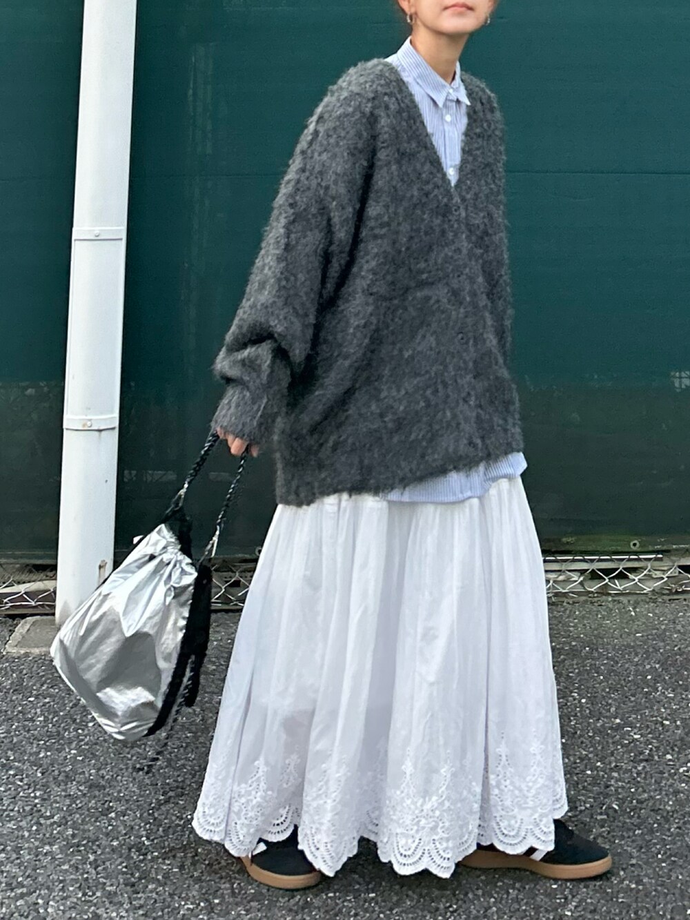 グレー系のカーディガン/ボレロ、ブルー系のシャツ/ブラウス、シルバー系のショルダーバッグを着用したレディースの秋コーディネートの3枚目の写真