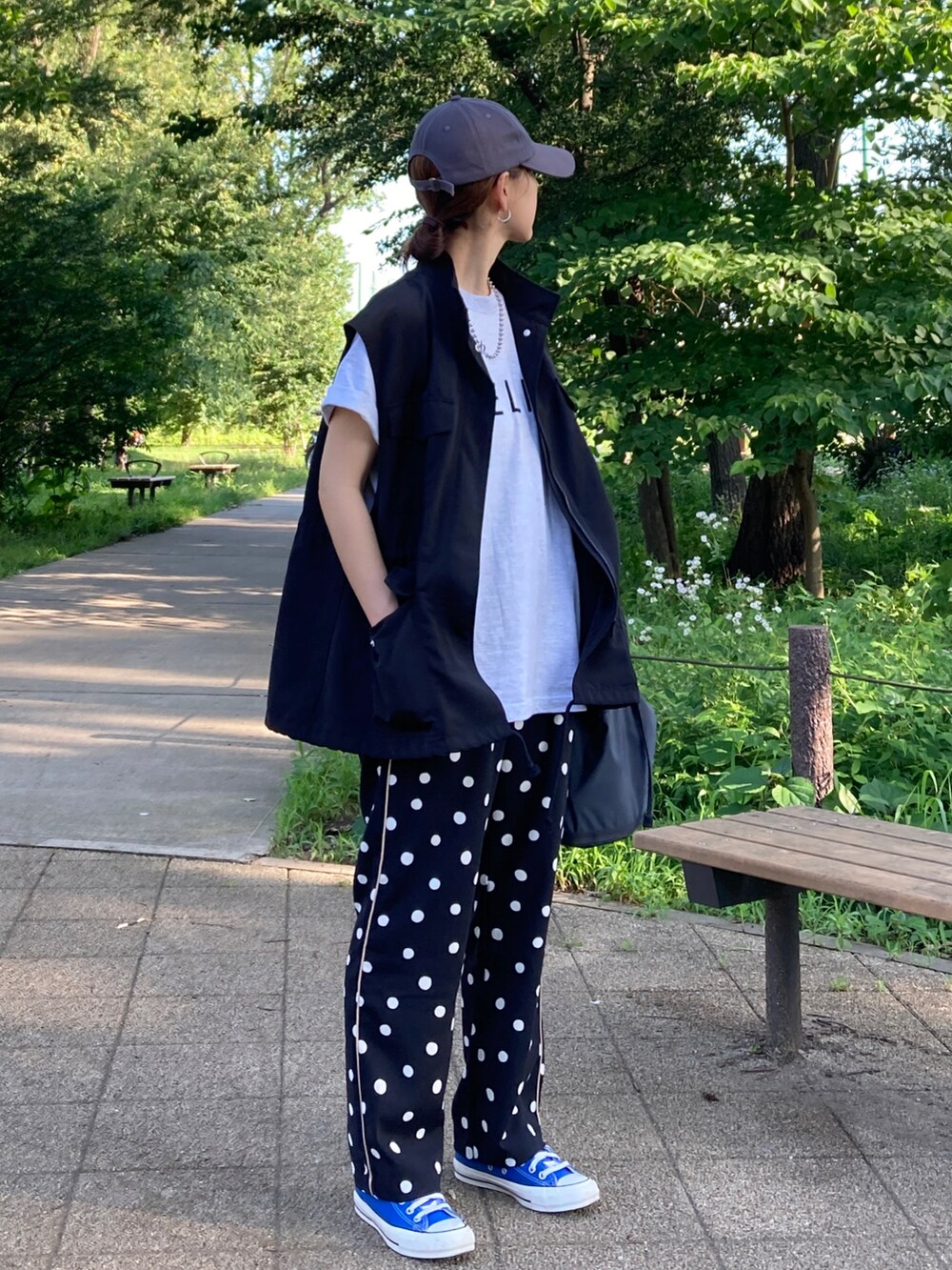 その他のTシャツ/カットソー、ブラック系のベスト、その他のその他パンツを着用したレディースの夏コーディネートの3枚目の写真