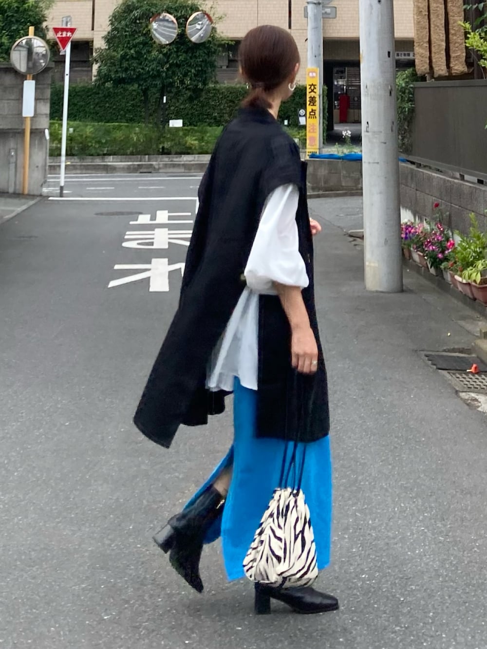 ブラック系のその他アウター、ホワイト系のシャツ/ブラウス、ブルー系のスカートを着用したレディースの夏コーディネートの4枚目の写真