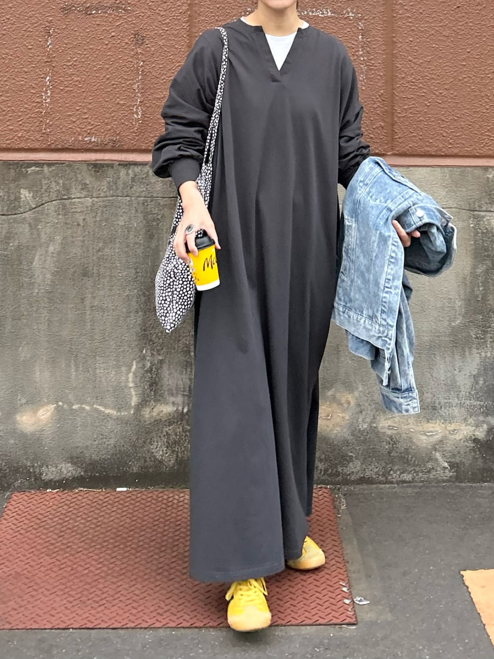 グレー系のワンピースを着用したレディースの春コーディネートの3枚目の写真