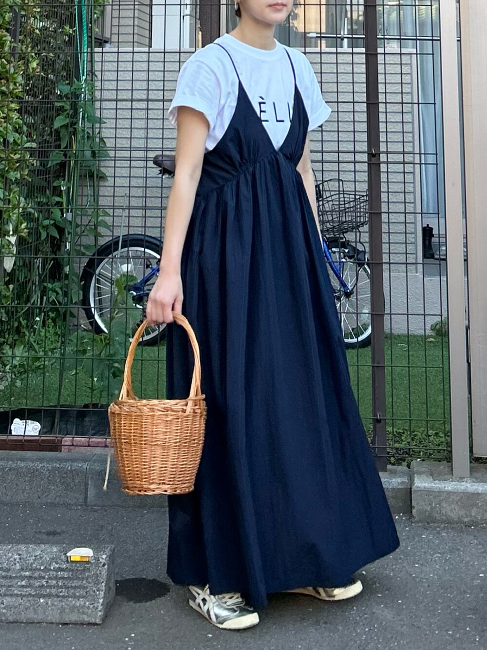 その他のTシャツ/カットソー、ブルー系のワンピースを着用したレディースの春コーディネートの4枚目の写真