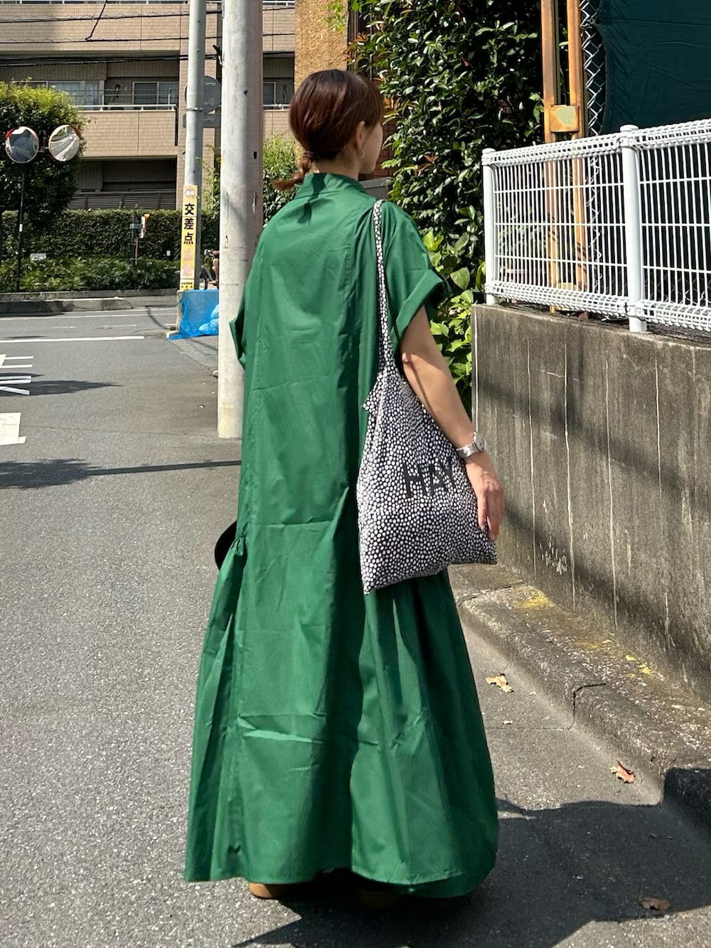 「夏コーデ、アツいコーデ全部見せ、プチプラ、シンプル、きれいめカジュアル、休日スタイル、ワンピース、シャツワンピ、トートバッグ、スニーカー」｜「CORNERSの【CORNERS by KR】サイドギャザーシャツワンピース（シャツワンピース、グリーン系）」を使った、ＫＲさん（レディース・159cm）の夏コーディネートの5枚目の写真