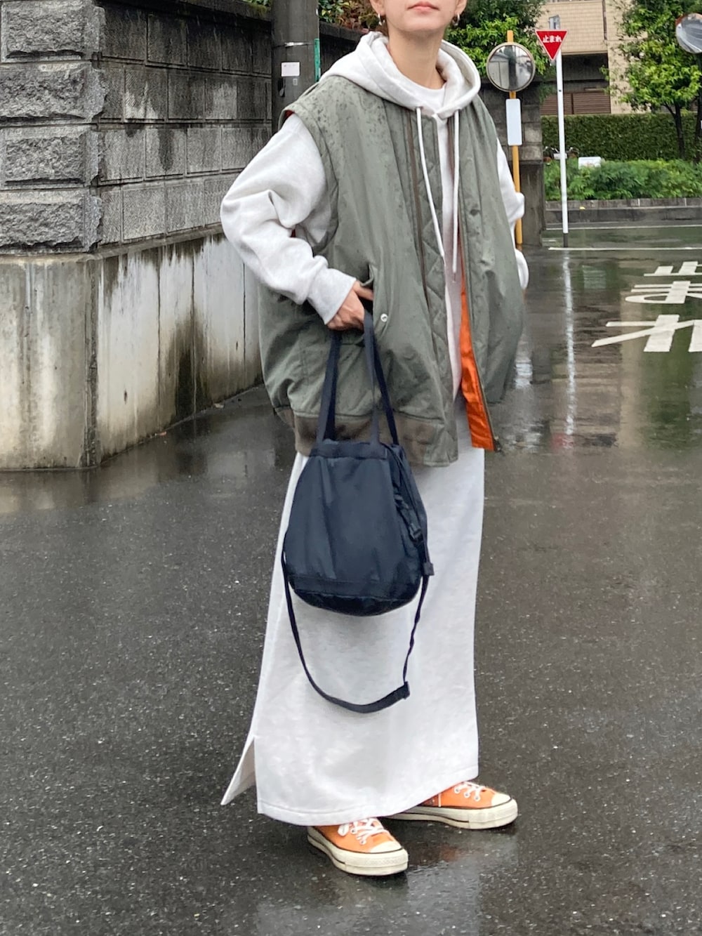 グレー系のワンピース、グリーン系のMA-1、ブラック系のニットキャップ/ビーニーを着用したレディースの秋コーディネートの3枚目の写真