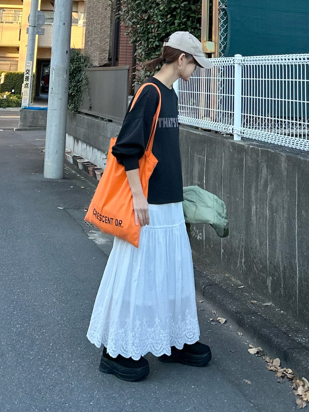 「シンプルコーデ、スウェット」｜「OMNESのソフトダンボールニットフロッキープリントプルオーバー（Tシャツ/カットソー、ブラック系）」を使った、ＫＲさん（レディース・159cm）の冬コーディネートの3枚目の写真