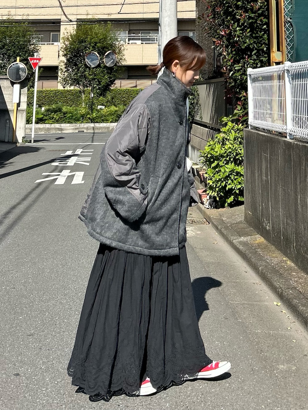 「ボンルシール、キルティング、キルティングコート、アウター、冬コーデ、モノトーン、プチプラ、きれいめカジュアル、お出かけコーデ、ロングスカート、トートバッグ、スニーカー」｜「BONLECILLの2wayシャギー×キルト切替スタンドネックコート（ステンカラーコート、グレー系）」を使った、ＫＲさん（レディース・159cm）の秋コーディネートの2枚目の写真