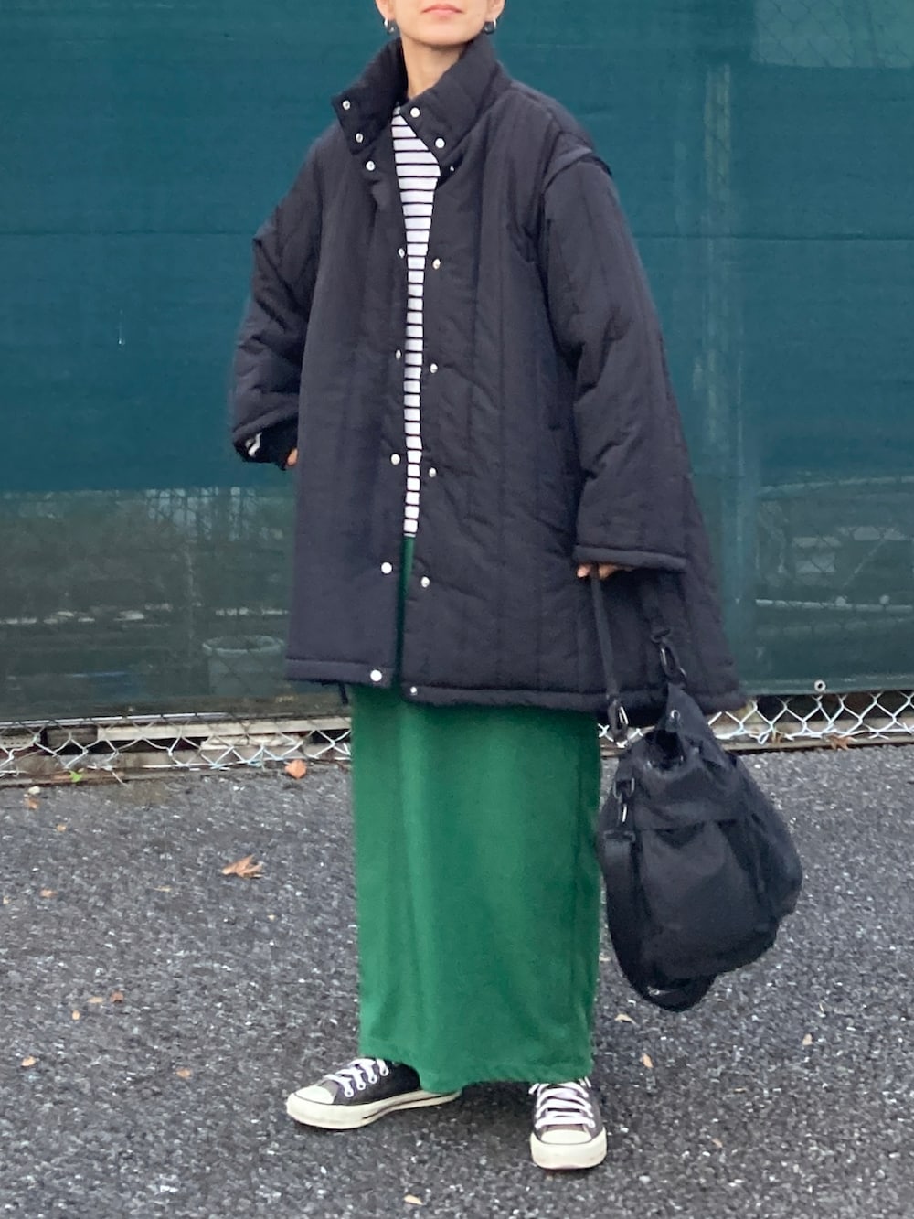 ブラック系のブルゾン、ブラック系のTシャツ/カットソー、ブラック系のショルダーバッグを着用したレディースの秋コーディネートの4枚目の写真