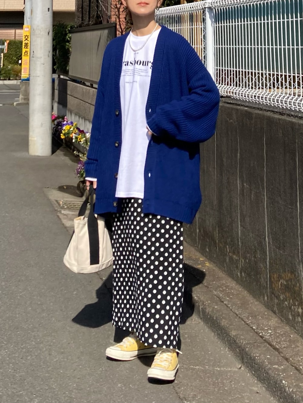 ホワイト系のTシャツ/カットソー、ブルー系のカーディガン/ボレロ、ブラック系のスカートを着用したレディースの冬コーディネートの2枚目の写真