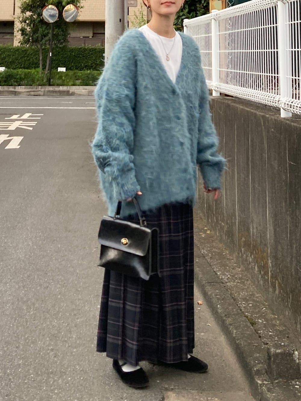 ブルー系のスカート、ブラック系のバレエシューズ、ブルー系のカーディガン/ボレロを着用したレディースの秋コーディネートの2枚目の写真