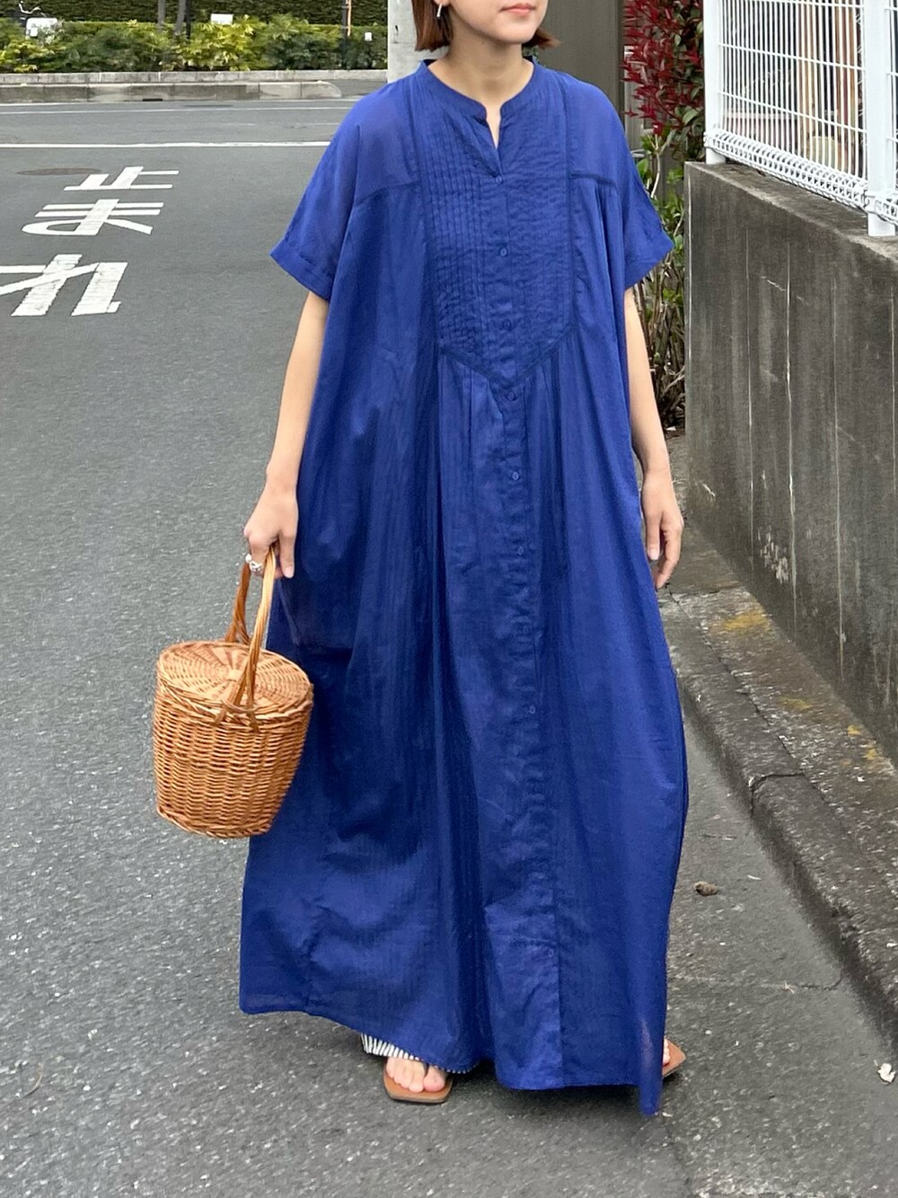 ブルー系のワンピース、ベージュ系のキャップを着用したレディースの春コーディネートの3枚目の写真