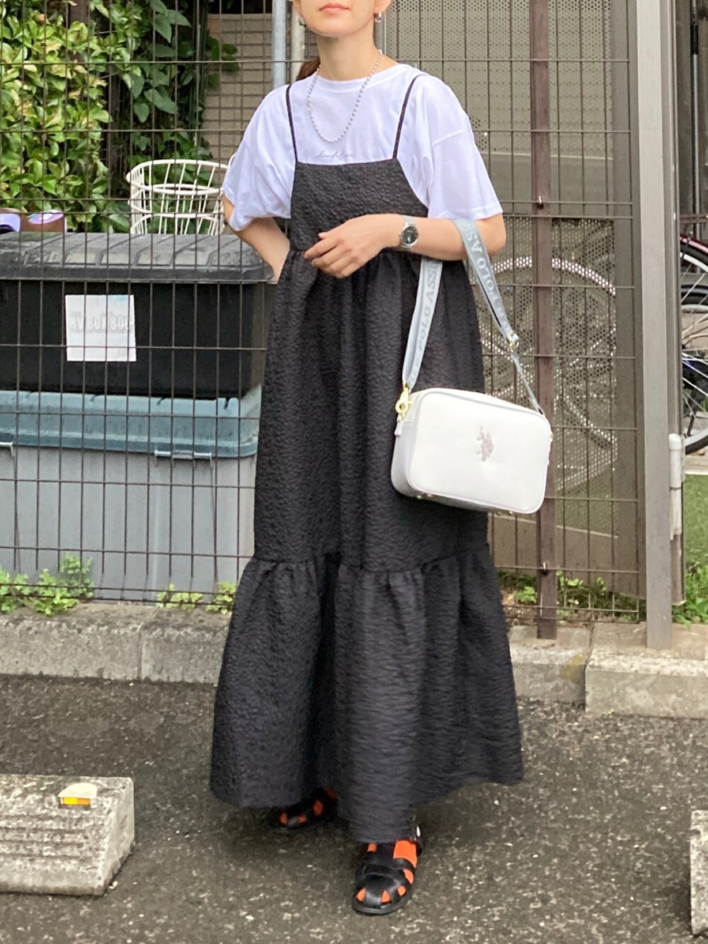 「このスタイルがお気に入り、レイヤードスタイル、休日スタイル、シンプルコーデ、きれいめカジュアル、プチプラ、キャミワンピ、ロングワンピース、白Tシャツ、ショルダーバッグ、カラーソックス、グルカサンダル、お出かけコーデ、モノトーン」｜「recaの筆記体プリントルーズＴシャツ（Tシャツ/カットソー、ホワイト系）」を使った、ＫＲさん（レディース・159cm）の夏コーディネートの3枚目の写真