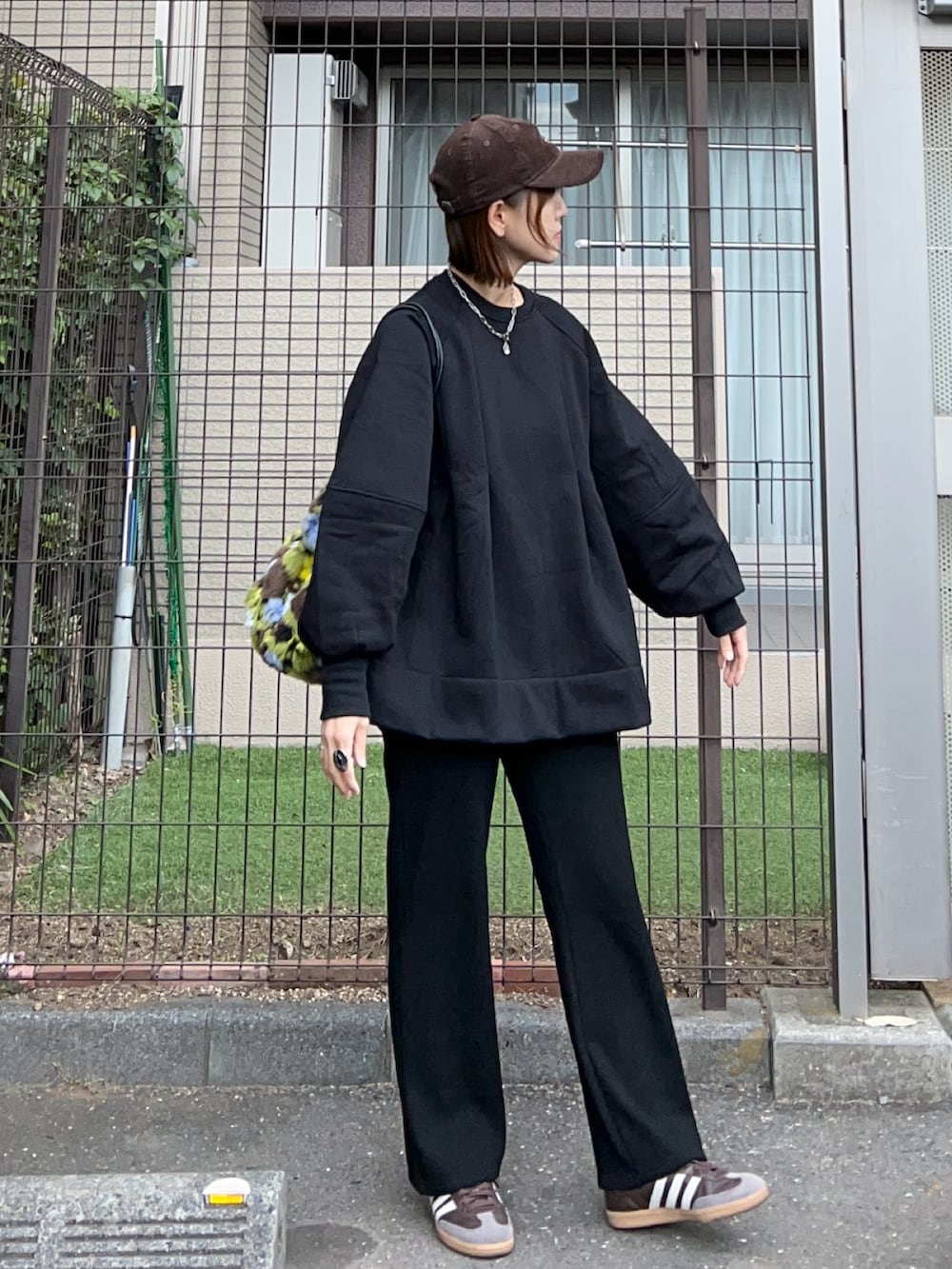 ブラック系のスウェット、ブラック系のその他パンツ、グリーン系のハンドバッグを着用したレディースの秋コーディネートの3枚目の写真