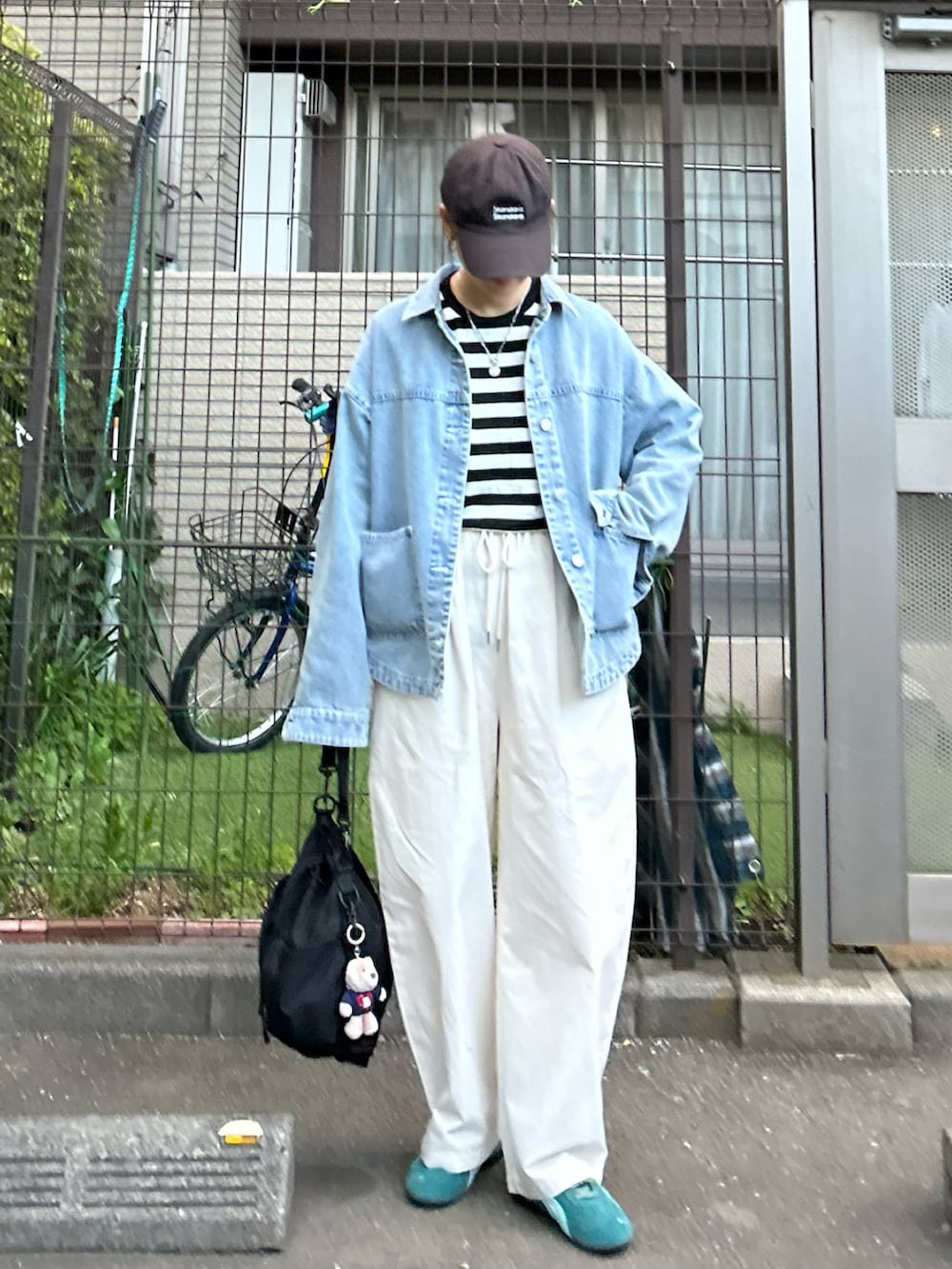 ブラック系のTシャツ/カットソー、ブルー系のデニムジャケット、ホワイト系のその他パンツを着用したレディースの春コーディネートの4枚目の写真