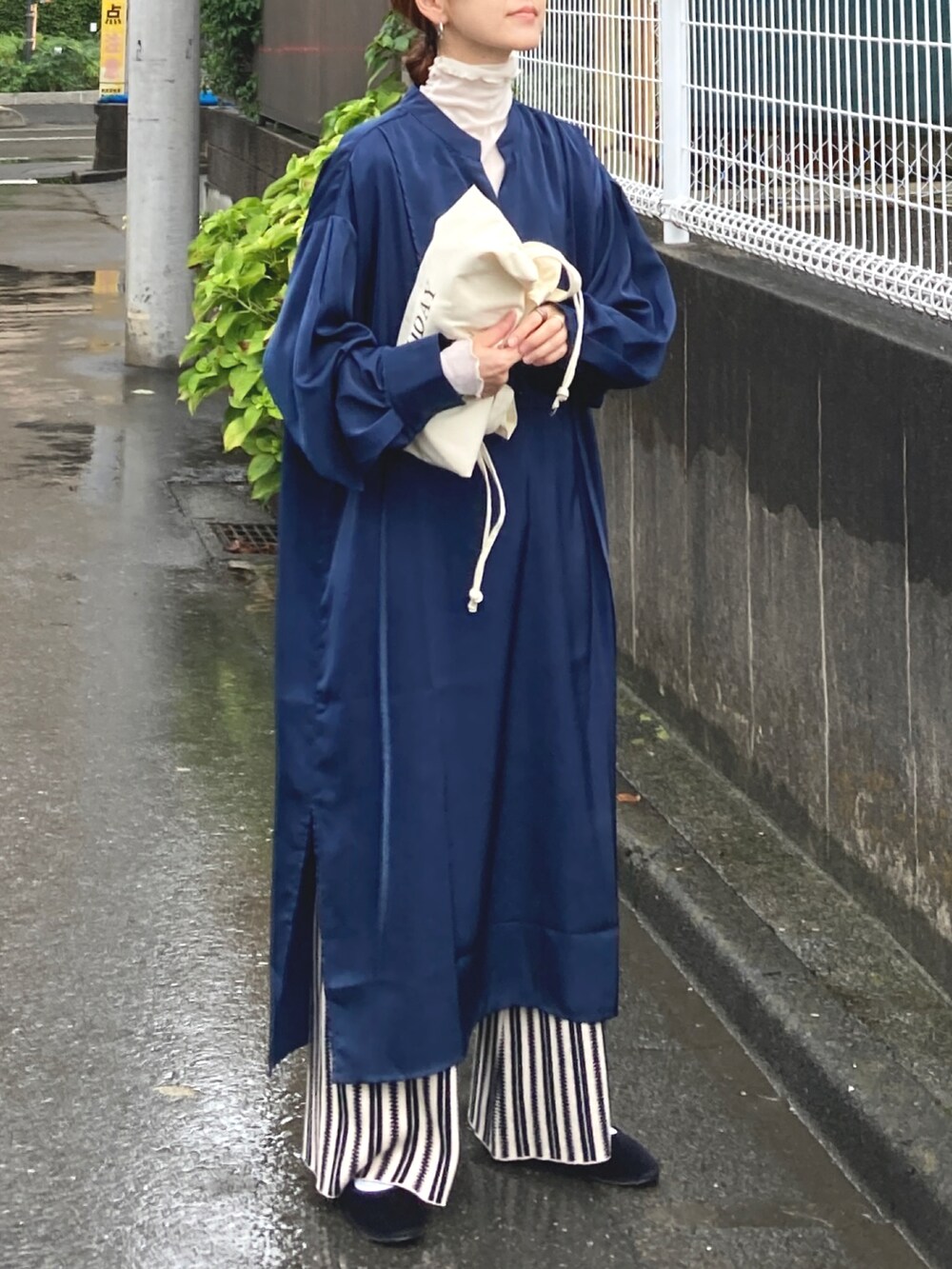 ブルー系のシャツワンピース、ブラック系のその他パンツ、ホワイト系のトートバッグを着用したレディースの秋コーディネートの3枚目の写真