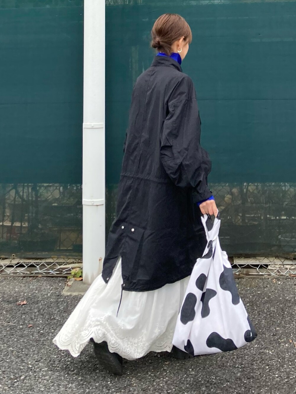 ブラック系のモッズコート、ブルー系のニット/セーター、その他のスニーカーを着用したレディースの冬コーディネートの5枚目の写真