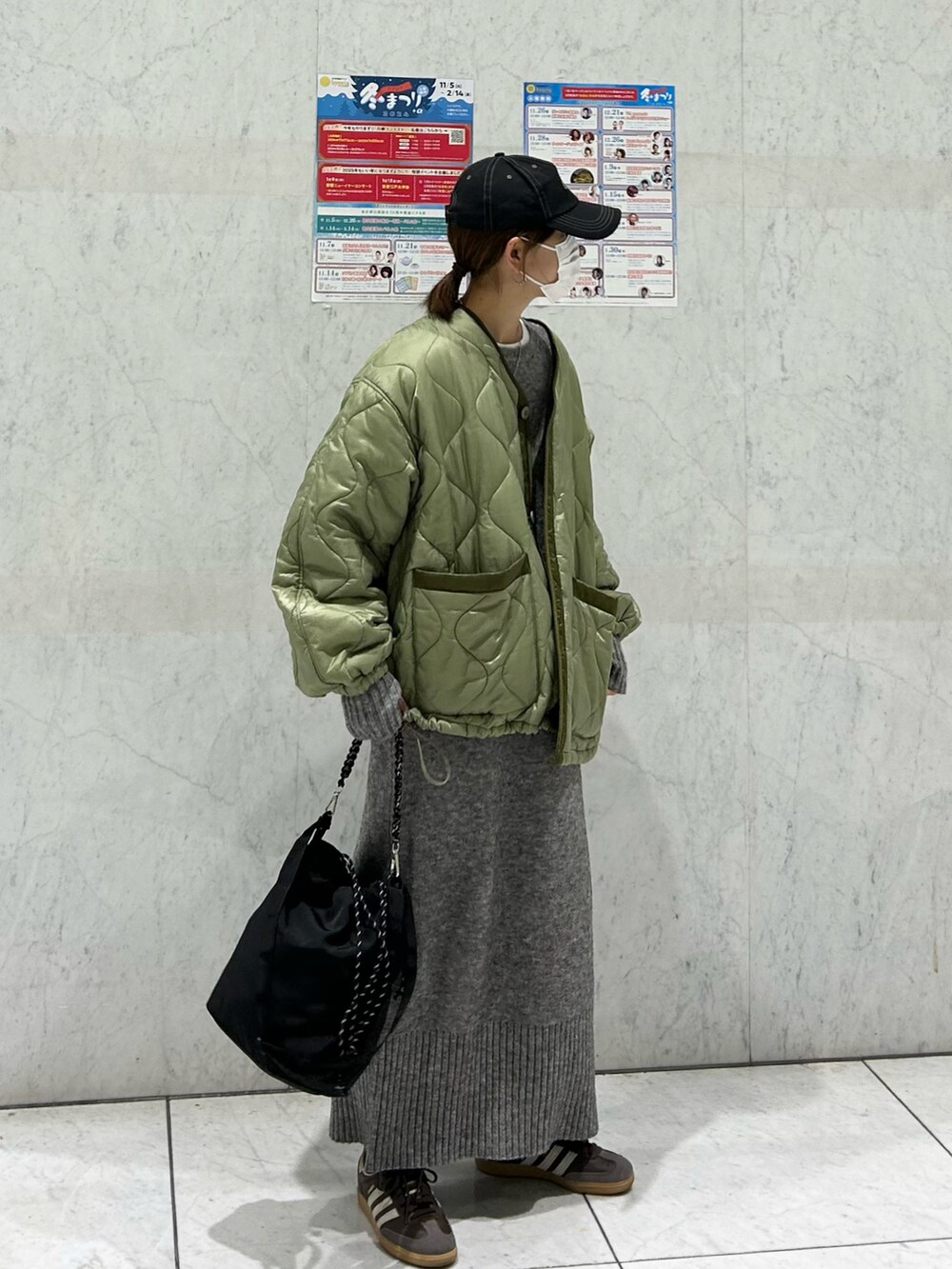 グリーン系のノーカラージャケット、グレー系のワンピース、ブラック系のトートバッグを着用したレディースの冬コーディネートの3枚目の写真