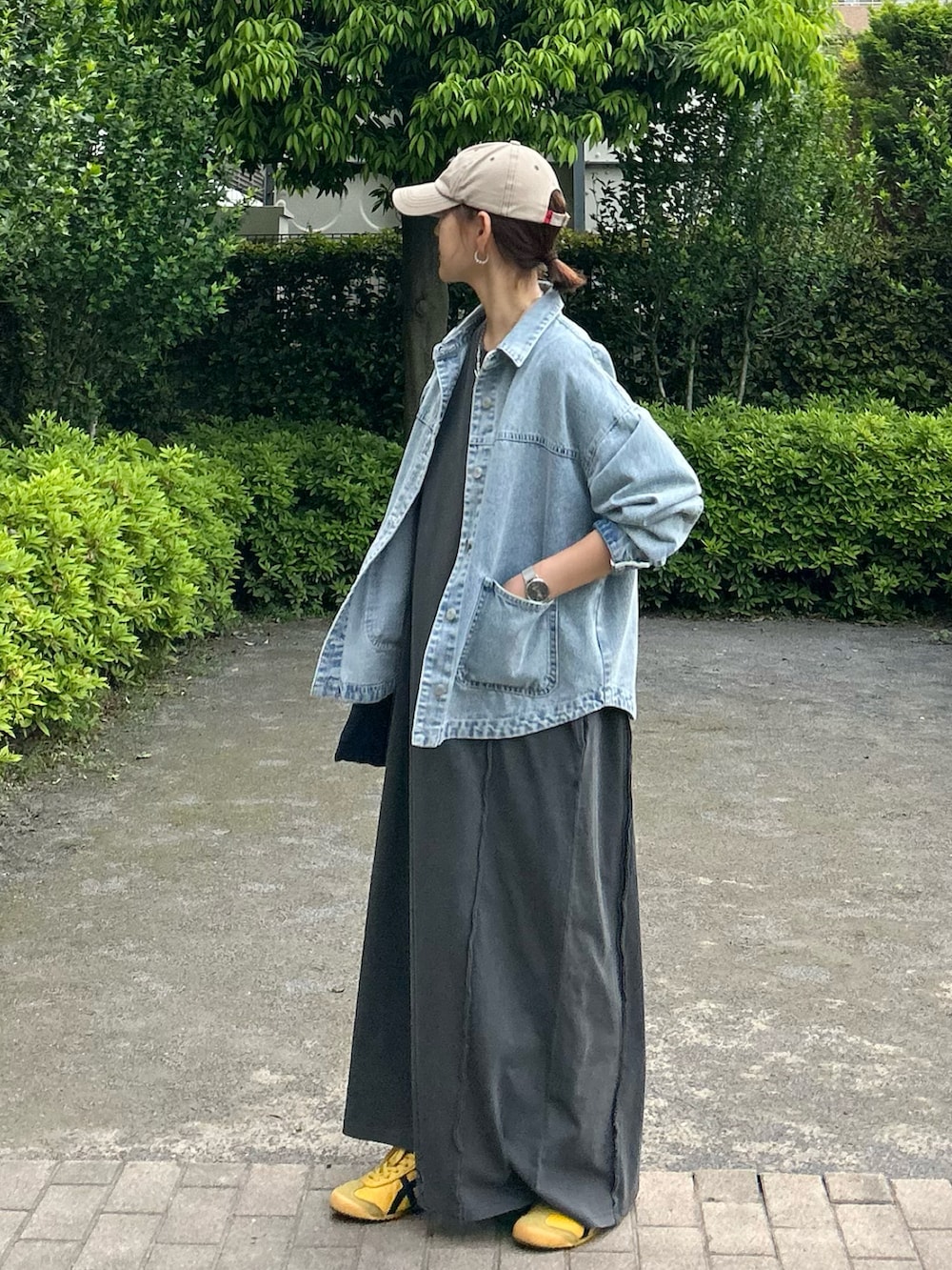 「やっぱり帽子が好き、キャップ、デニムジャケット、デニム、ワンピース、デニムシャツ、スニーカー、トートバッグ、シャツスタイル、休日スタイル、春夏コーデ、お出かけコーデ、デートコーデ、プチプラ、きれいめカジュアル」｜「notch.のデニムシャツジャケット（デニムジャケット、ブルー系）」を使った、ＫＲさん（レディース・159cm）の夏コーディネートの3枚目の写真