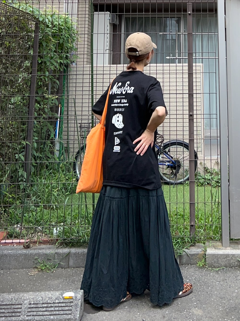 ブラック系のTシャツ/カットソー、ブラック系のスカート、ホワイト系のスカートを着用したレディースの夏コーディネートの2枚目の写真