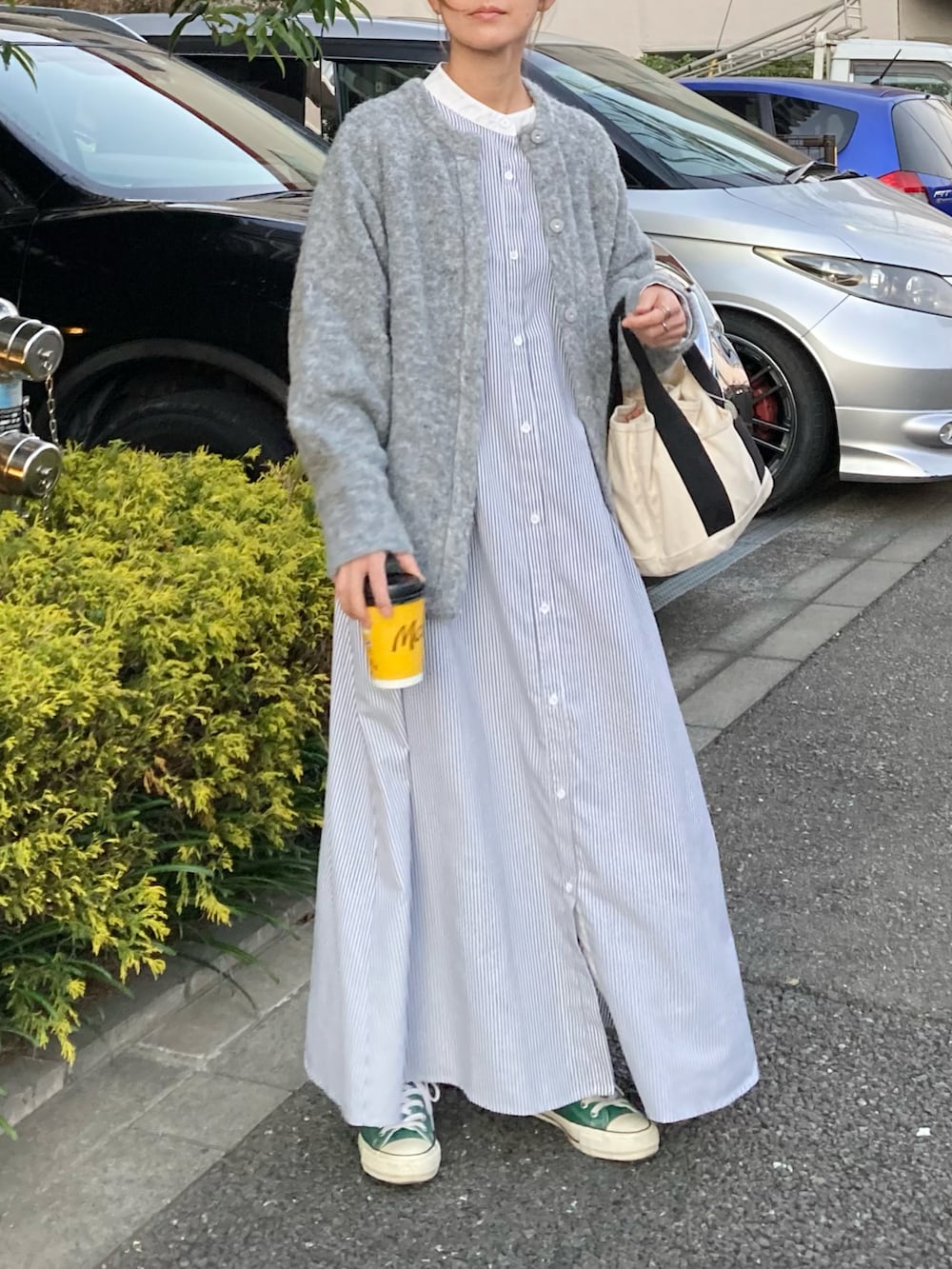 グレー系のカーディガン/ボレロ、ブラック系のワンピース、ホワイト系のトートバッグを着用したレディースの秋コーディネートの3枚目の写真