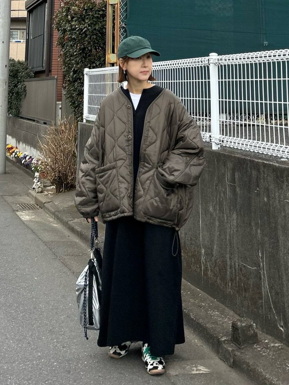 ブラウン系のブルゾン、シルバー系のトートバッグ、ブラック系のスニーカーを着用したレディースの冬コーディネートの5枚目の写真