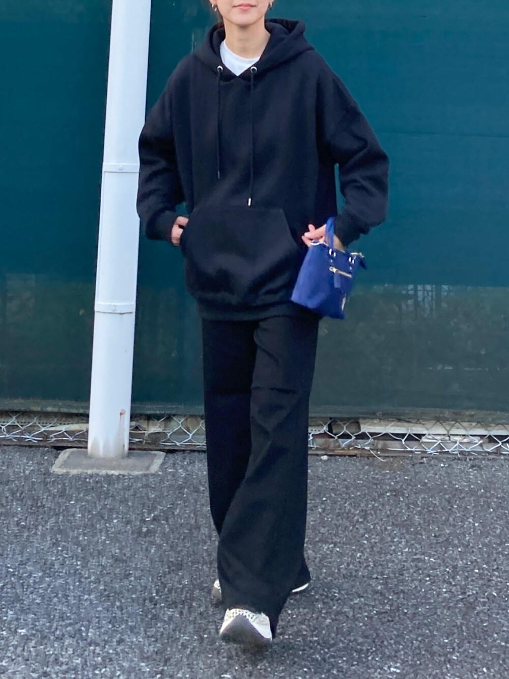 「シンプルコーデ、秋コーデ、秋服準備はじめました、モノトーン、ワントーンコーデ、ブラックコーデ、きれいめカジュアル、アウトドアスタイル、休日スタイル、パーカー、デニム、ワイドパンツ、スニーカー、厚底シューズ、ミニバッグ」｜「notch.の【 notch. by KR 】裏起毛パーカー（パーカー、ブラック系）」を使った、ＫＲさん（レディース・159cm）の秋コーディネートの2枚目の写真