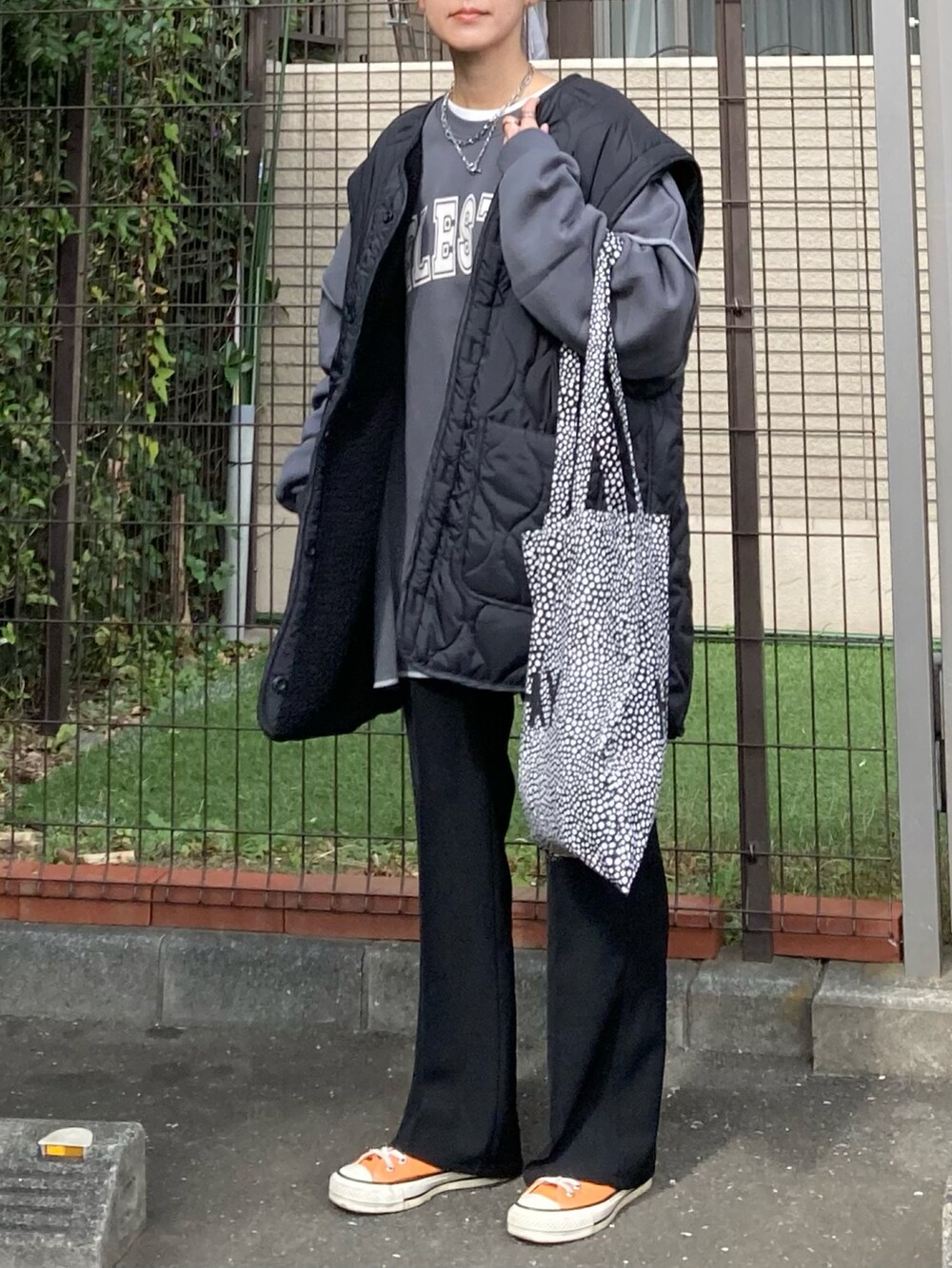 ブラック系のブルゾン、グレー系のスウェット、ブラック系のその他パンツを着用したレディースの秋コーディネートの2枚目の写真