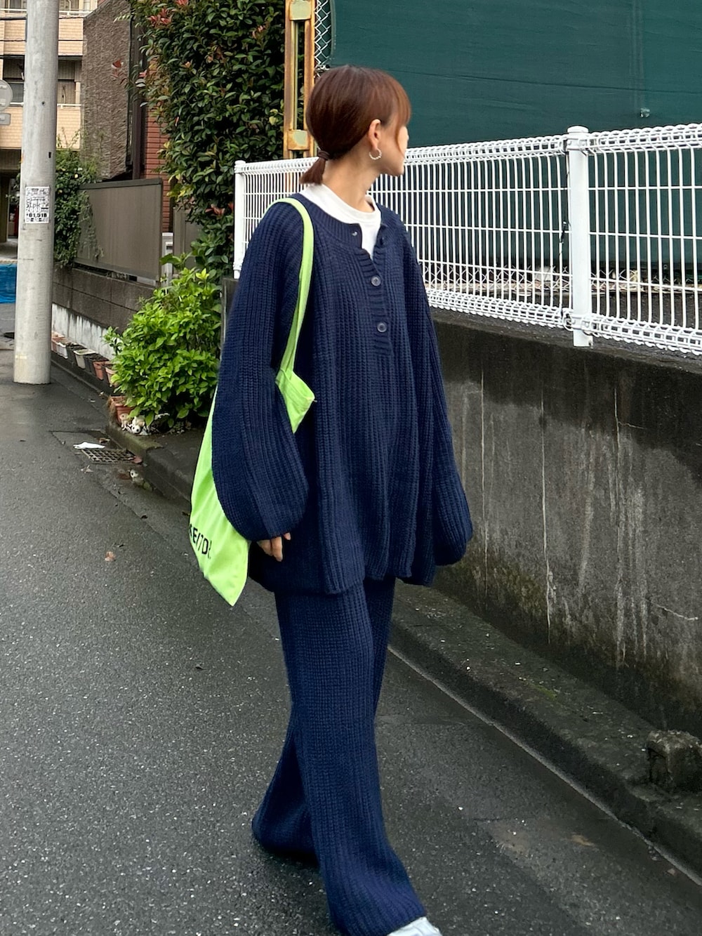 ブルー系のニット/セーター、ブルー系のその他パンツ、グリーン系のトートバッグを着用したレディースの冬コーディネートの3枚目の写真