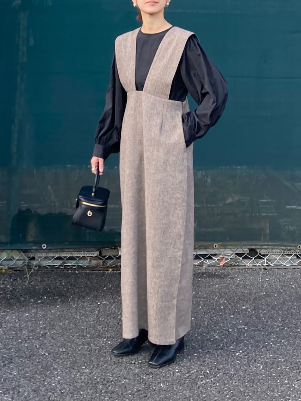 ブラック系のシャツ/ブラウス、ブラウン系のジャンパースカートを着用したレディースの冬コーディネートの4枚目の写真