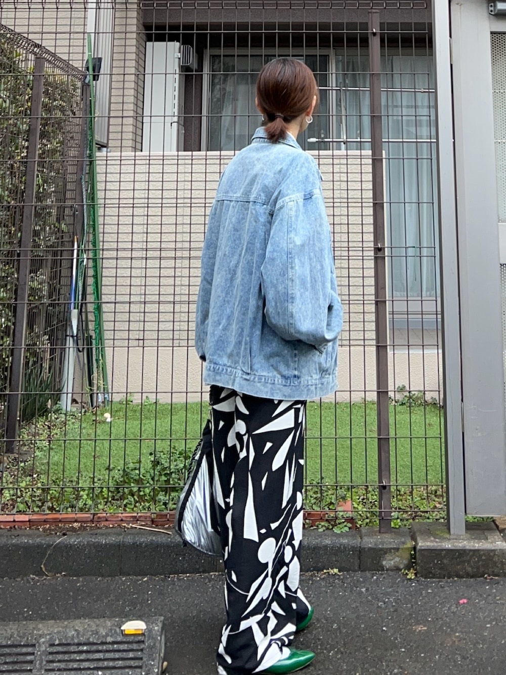 ホワイト系のシャツ/ブラウス、ブルー系のデニムジャケット、シルバー系のトートバッグを着用したレディースの冬コーディネートの5枚目の写真