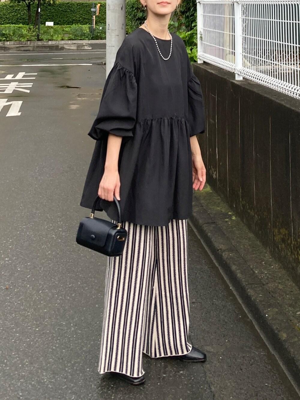 ブラック系のシャツ/ブラウス、ブラック系のその他パンツを着用したレディースの秋コーディネートの2枚目の写真