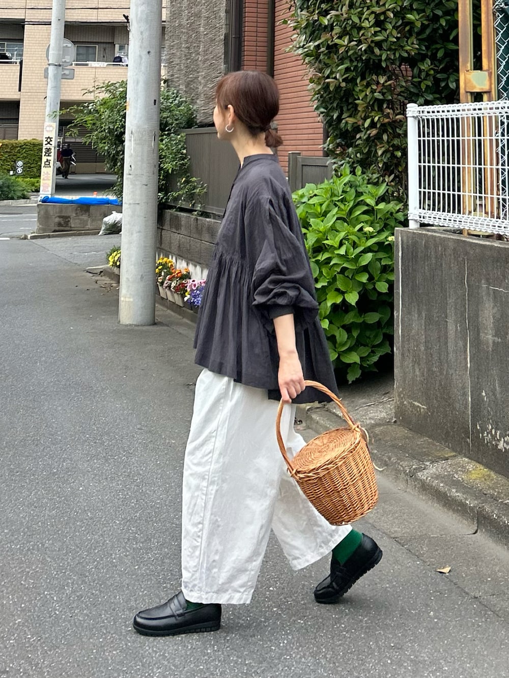 グレー系のシャツ/ブラウス、ホワイト系のチノパンツを着用したレディースの春コーディネートの3枚目の写真