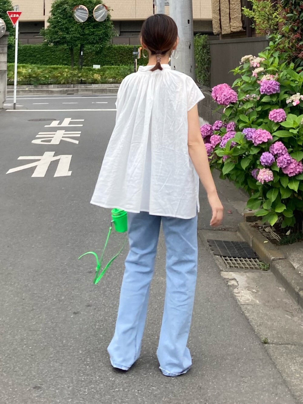 ホワイト系のシャツ/ブラウス、ブルー系のデニムパンツ、グリーン系のショルダーバッグを着用したレディースの夏コーディネートの5枚目の写真