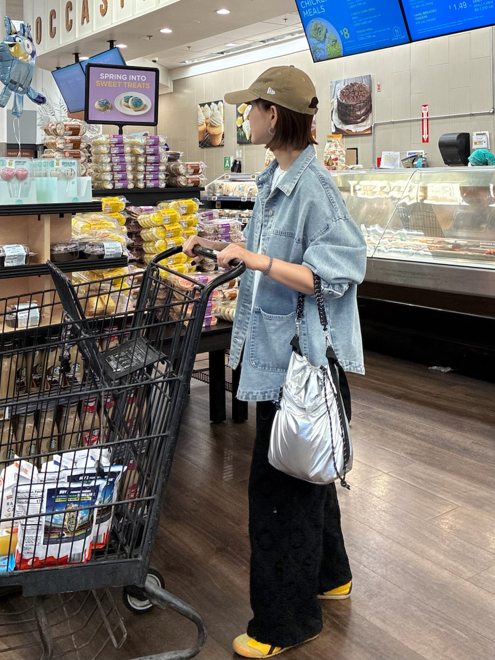 シルバー系のショルダーバッグ、ホワイト系のTシャツ/カットソー、ブルー系のデニムジャケットを着用したレディースの春コーディネートの3枚目の写真