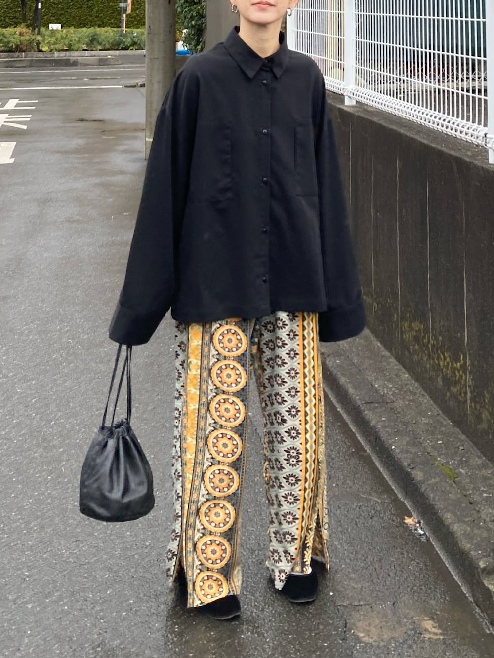 ブラック系のシャツ/ブラウス、イエロー系のその他パンツを着用したレディースの冬コーディネートの3枚目の写真