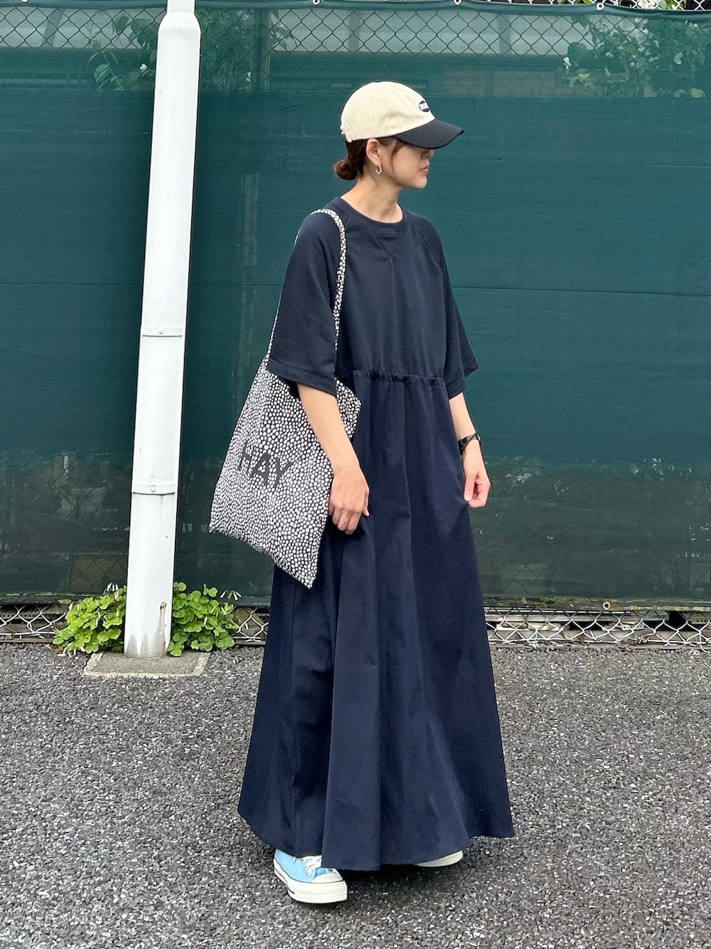 ブルー系のワンピース、ブラック系のトートバッグ、ブルー系のスニーカーを着用したレディースの夏コーディネートの5枚目の写真