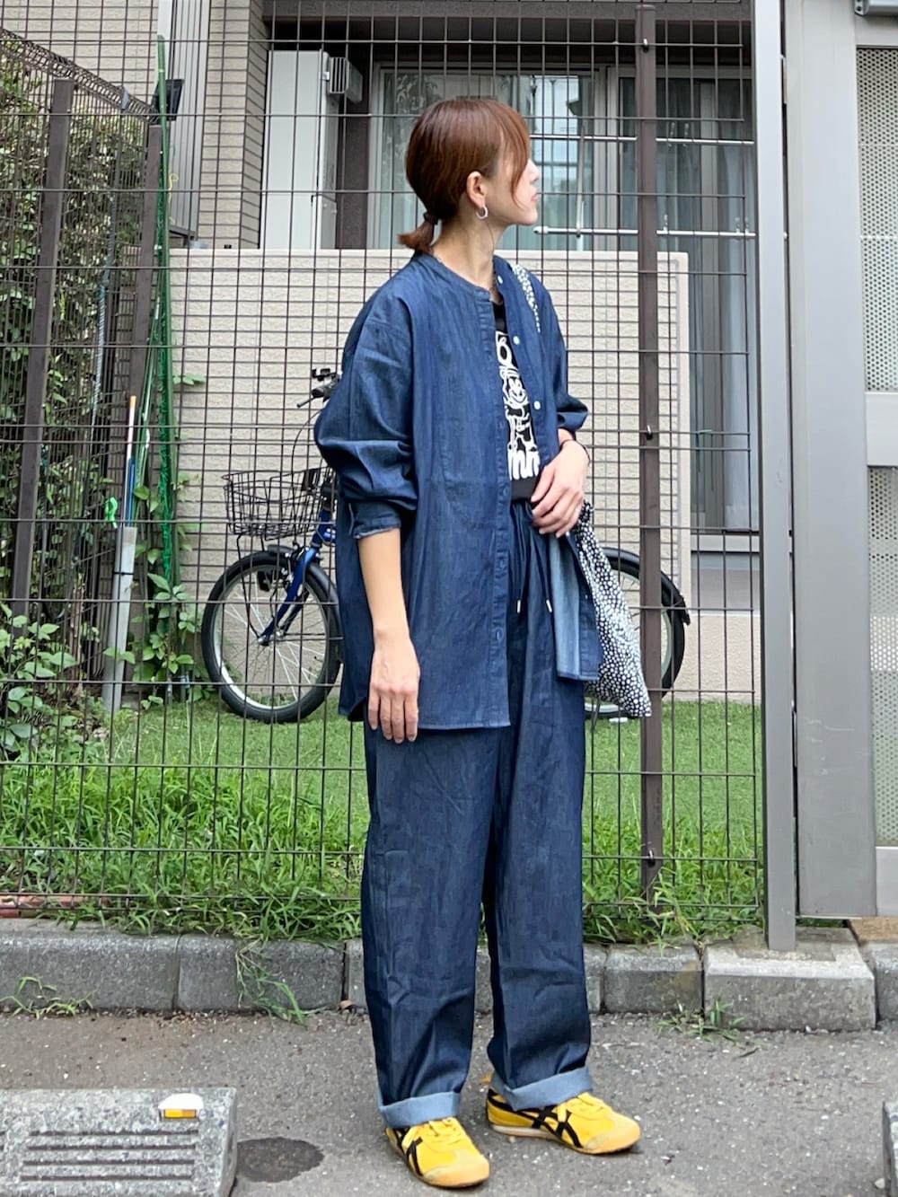 ブルー系のシャツ/ブラウス、ブラック系のTシャツ/カットソー、ブルー系のその他パンツを着用したレディースの秋コーディネートの2枚目の写真