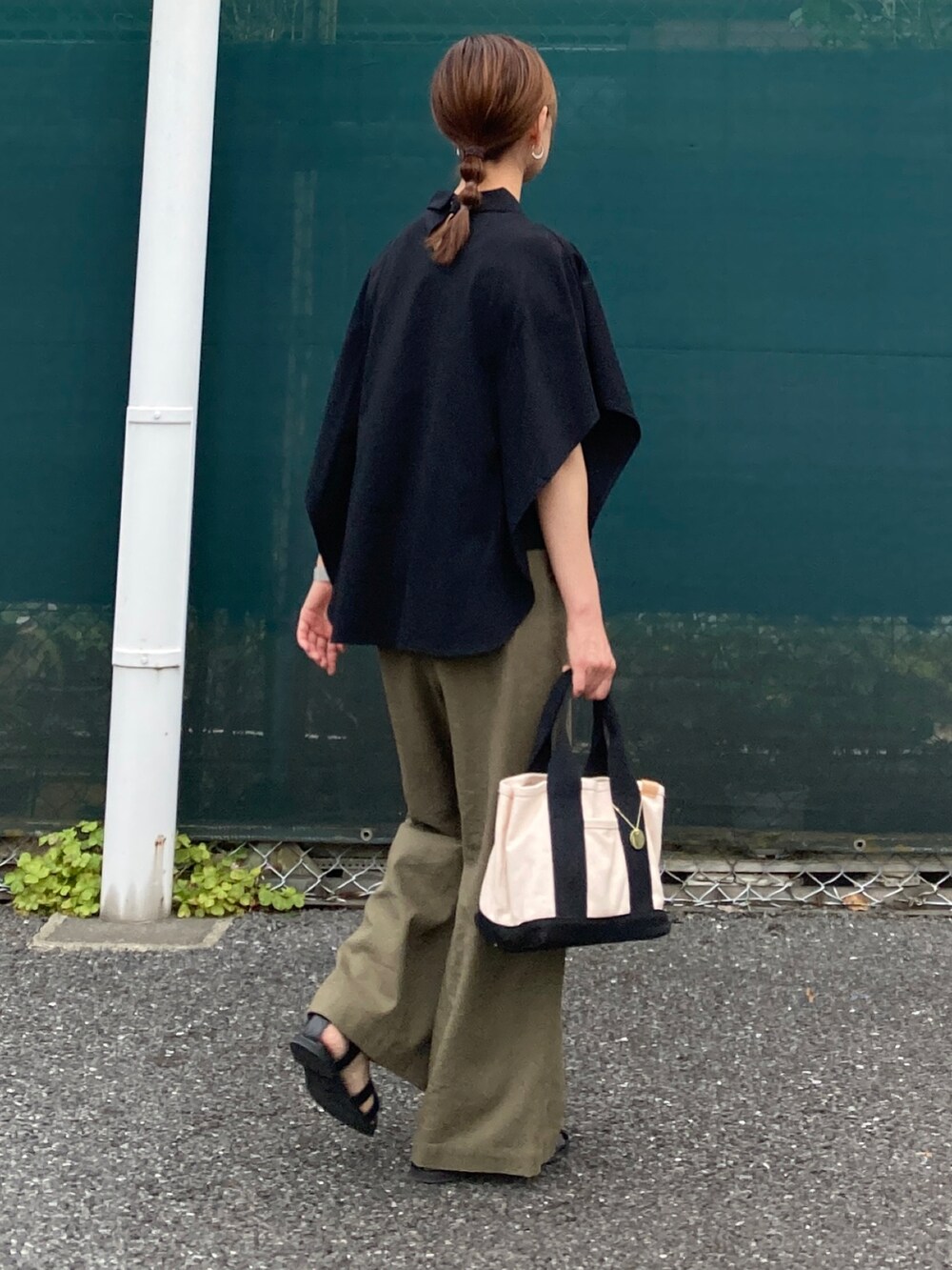 ブラック系のTシャツ/カットソー、グリーン系のその他パンツ、ホワイト系のトートバッグを着用したレディースの夏コーディネートの2枚目の写真