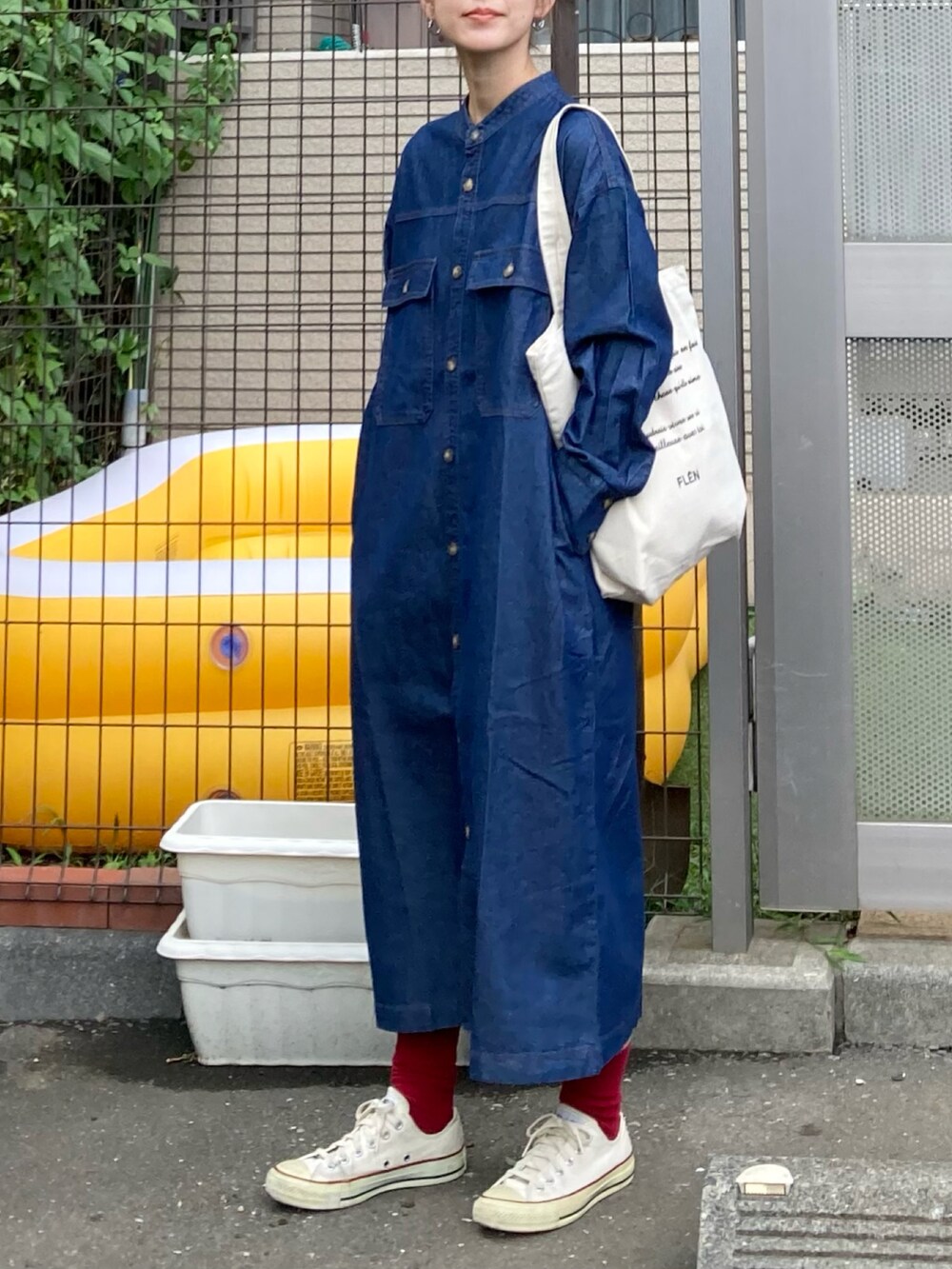 「シンプルコーデ、秋コーデ、秋服準備はじめました、休日スタイル、きれいめカジュアル、大人カジュアル、プチプラ、デニム、デニムジャケット、ロングワンピース、シャツワンピ、トートバッグ、カラーソックス、コンバース、Samansa Mos2 blue」｜「Samansa Mos2 blueの【ECO DENIM】ロングジャケット（デニムジャケット、ブルー系）」を使った、ＫＲさん（レディース・159cm）の夏コーディネートの5枚目の写真