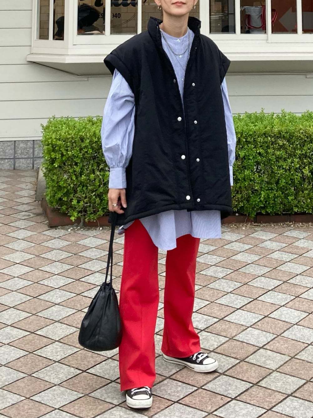 ブルー系のシャツ/ブラウス、ブラック系のダウンジャケット/コート、レッド系のその他パンツを着用したレディースの秋コーディネートの3枚目の写真