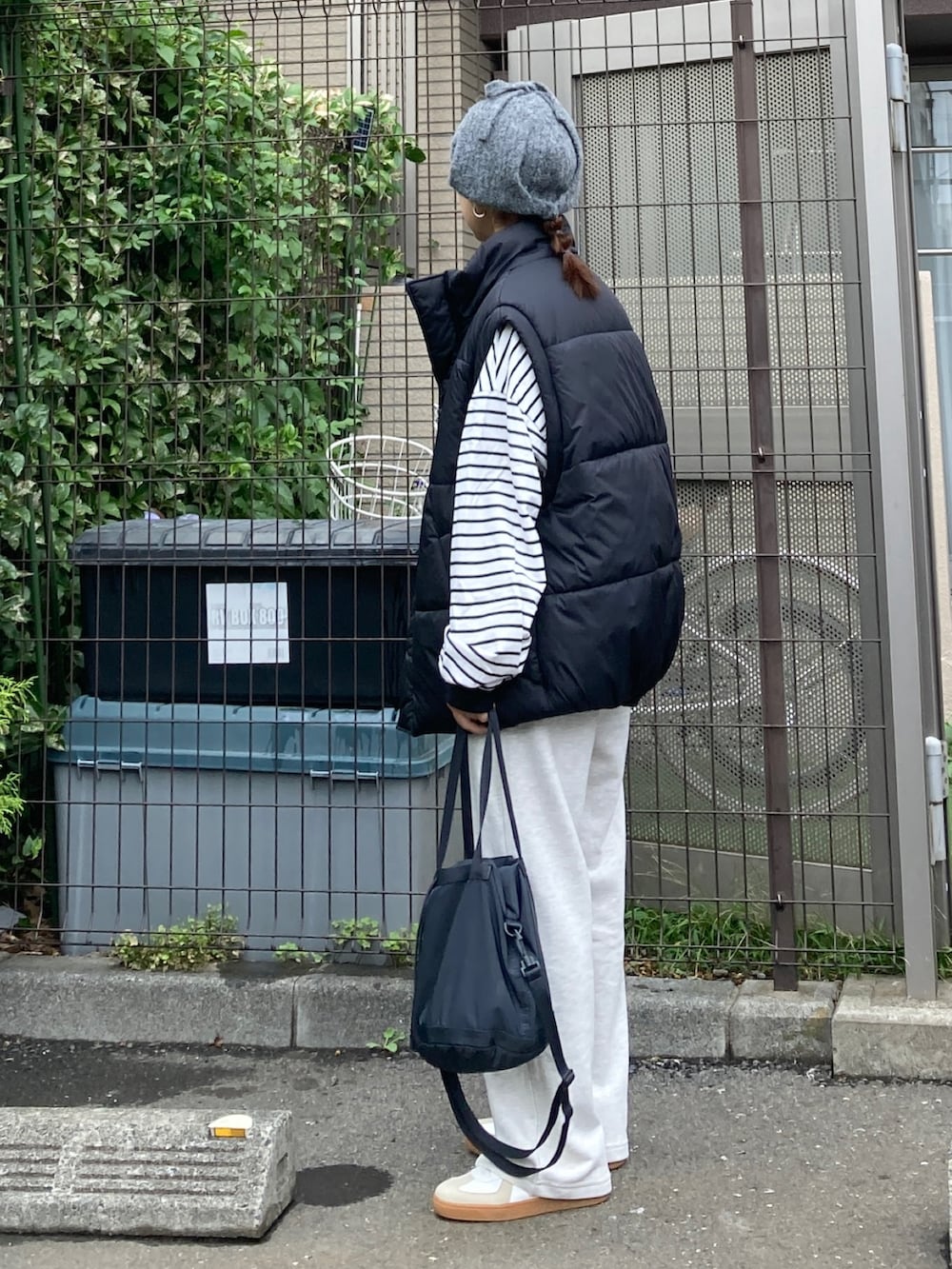 「秋服まるっと大公開、秋コーデ、シンプルコーデ、レイヤードスタイル、休日スタイル、アウトドアスタイル、ストリート、プチプラ、ベスト、ダウンベスト、ボーダー、スウェットパンツ、ニット帽、スニーカー、スポーツミックス」｜「notch.の【 notch. by KR 】パデッドベスト（ダウンベスト、ブラック系）」を使った、ＫＲさん（レディース・159cm）の秋コーディネートの4枚目の写真