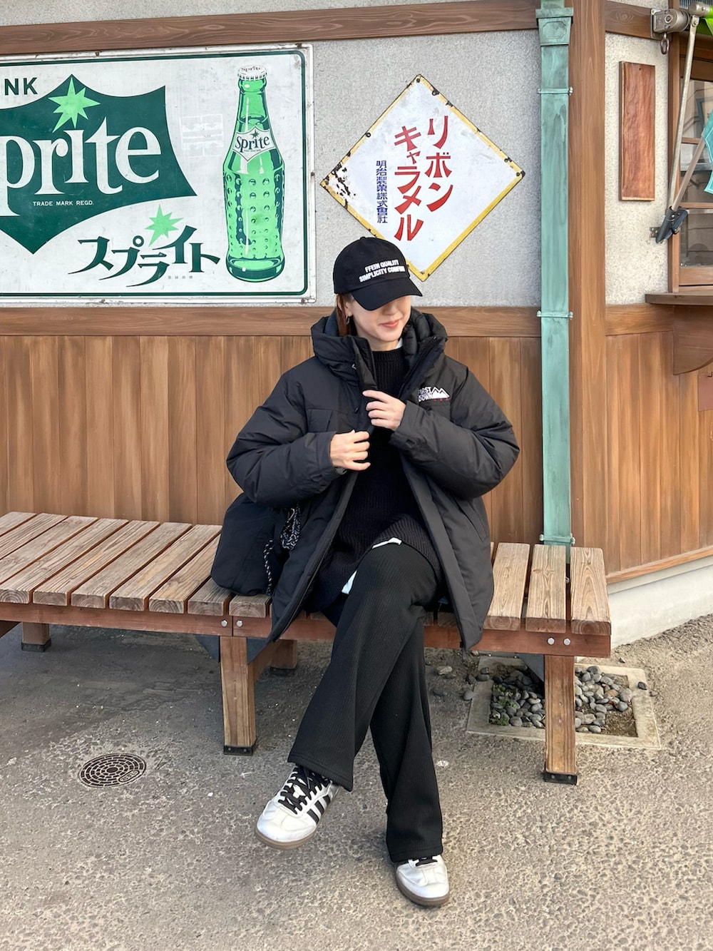 ブラック系のニット/セーター、ブラック系のダウンジャケット/コート、ブラック系のその他パンツを着用したレディースの冬コーディネートの5枚目の写真