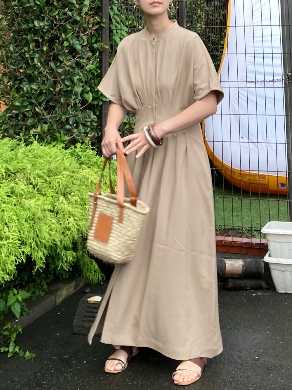 「夏コーデ、シンプルコーデ、きれいめカジュアル、オフィスカジュアル、ロングワンピース、シャツワンピ、リネン、ベージュ、ワントーンコーデ、淡色コーデ、かごバッグ、トートバッグ、プチプラ、corners by KR」｜「COTORICAのリネンライクウエストタックワンピース（ワンピース、ベージュ系）」を使った、ＫＲさん（レディース・159cm）の夏コーディネートの3枚目の写真