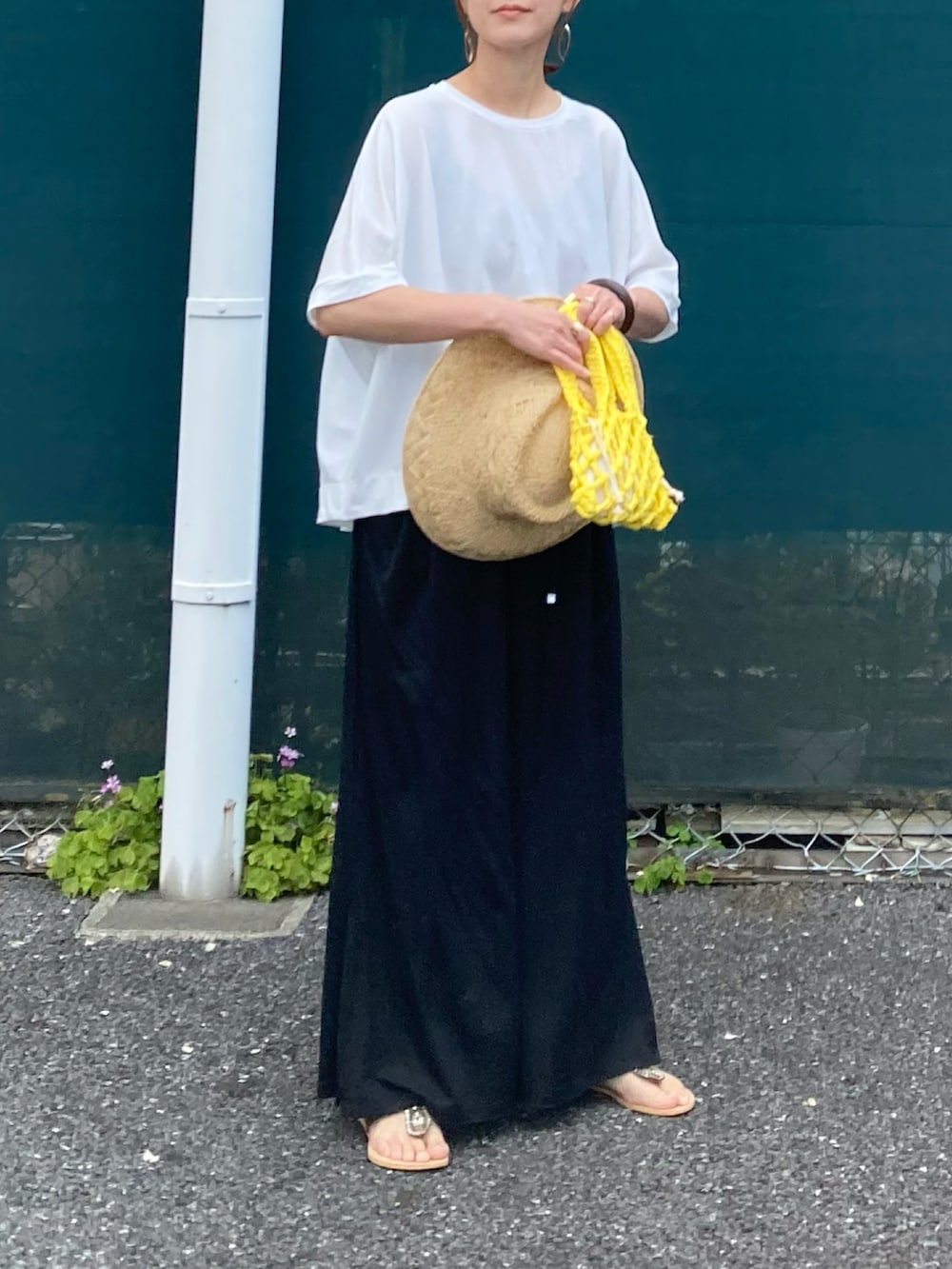 ホワイト系のTシャツ/カットソー、ブラック系のその他パンツ、イエロー系のハンドバッグを着用したレディースの春コーディネートの3枚目の写真