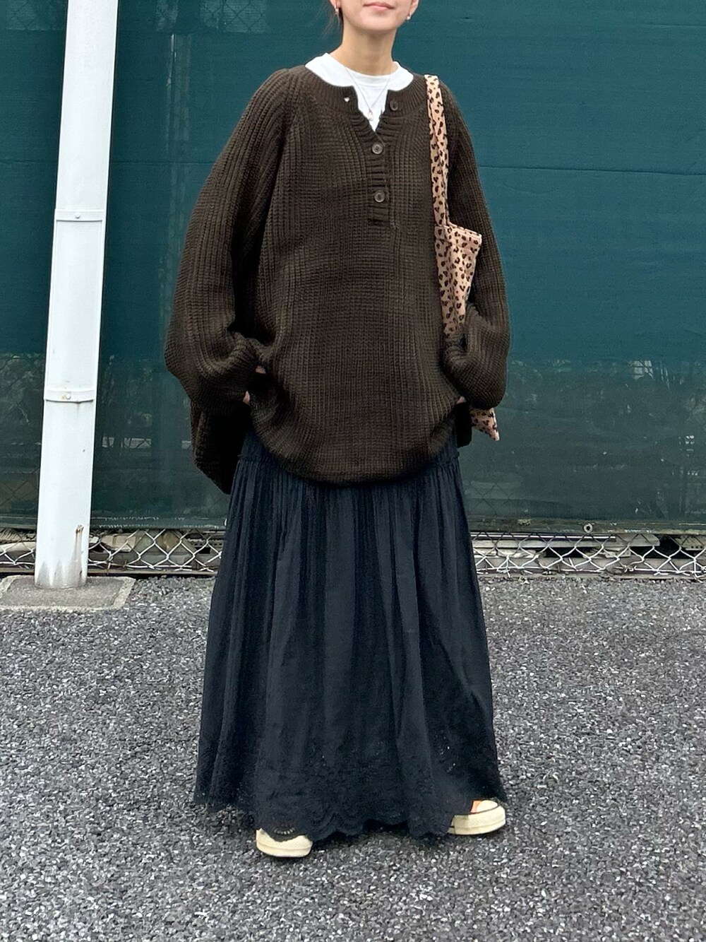 ブラウン系のニット/セーター、ブラック系のスカートを着用したレディースの冬コーディネートの3枚目の写真