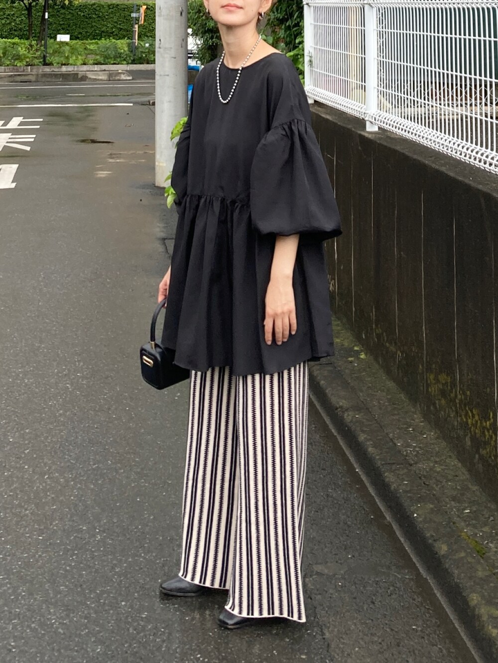 ブラック系のシャツ/ブラウス、ブラック系のその他パンツを着用したレディースの秋コーディネートの3枚目の写真