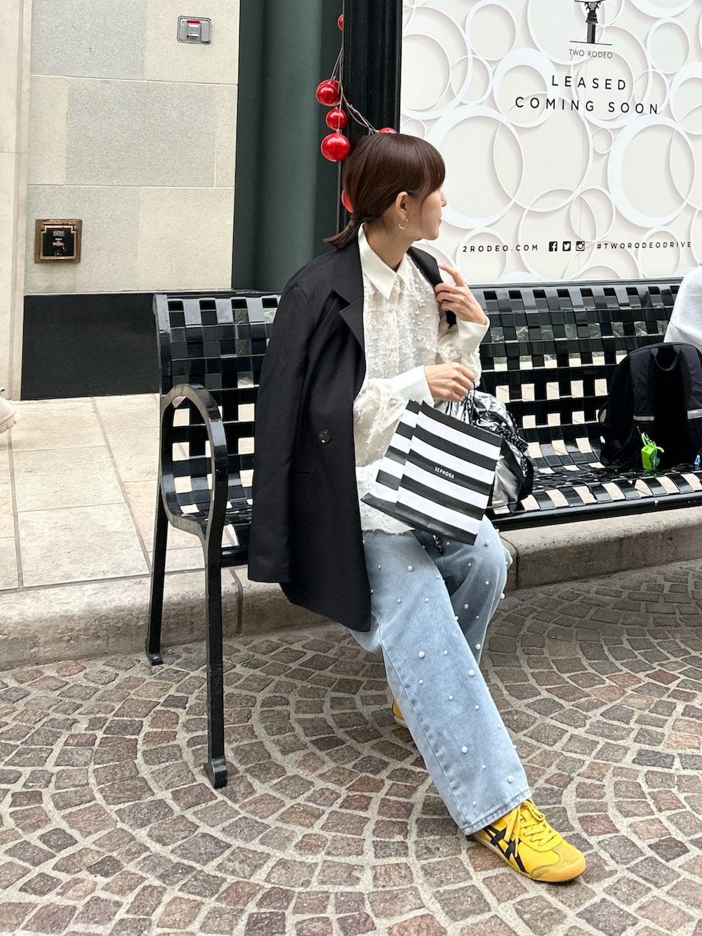 ホワイト系のシャツ/ブラウス、ブラック系のテーラードジャケット、シルバー系のトートバッグを着用したレディースの冬コーディネートの2枚目の写真