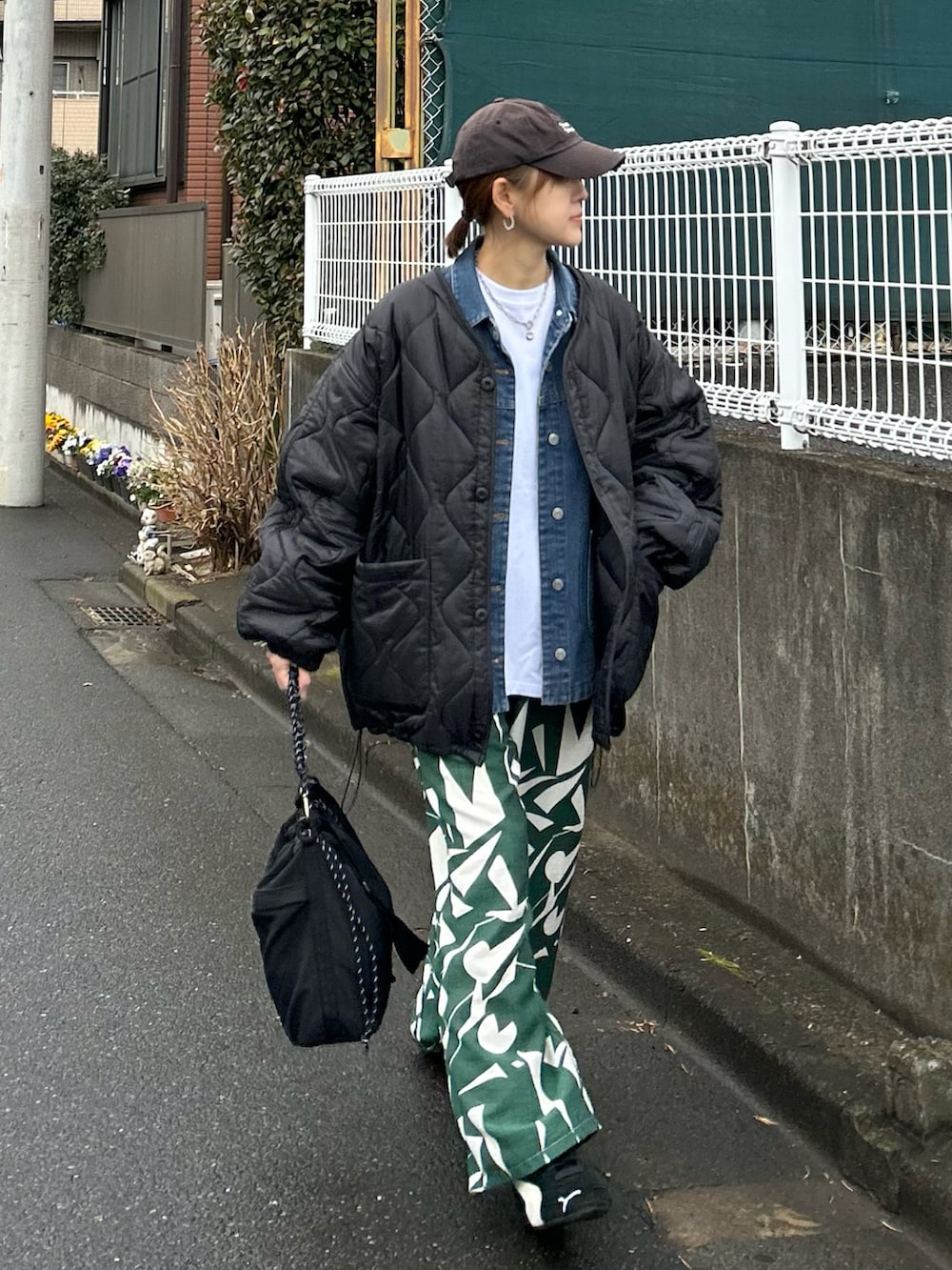 ホワイト系のTシャツ/カットソー、ブラック系のブルゾン、ブラック系のトートバッグを着用したレディースの冬コーディネートの4枚目の写真