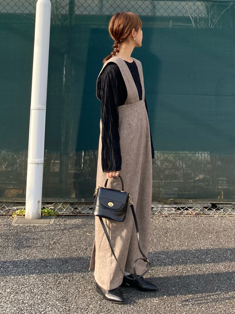 「春服デビュー宣言、春服みてみて、シンプルコーデ、ママコーデ、きれいめカジュアル、大人カジュアル、プチプラ、シアーシャツ、ジャンパースカート、ロングワンピース、selectmoca、ミニバッグ、スクエアバッグ、レースアップシューズ」｜「select MOCAの2023 SS クリンクルシアーカットソー（Tシャツ/カットソー、ブラック系）」を使った、ＫＲさん（レディース・159cm）の春コーディネートの5枚目の写真