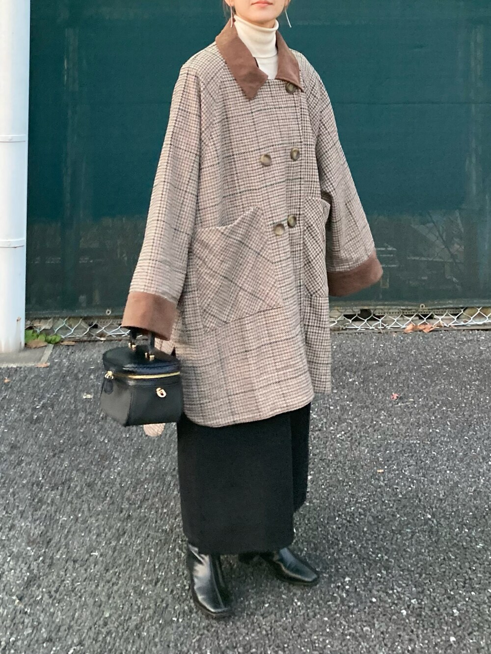 その他のその他アウター、ブラック系のワンピース、ブラック系のブーツを着用したレディースの冬コーディネートの3枚目の写真