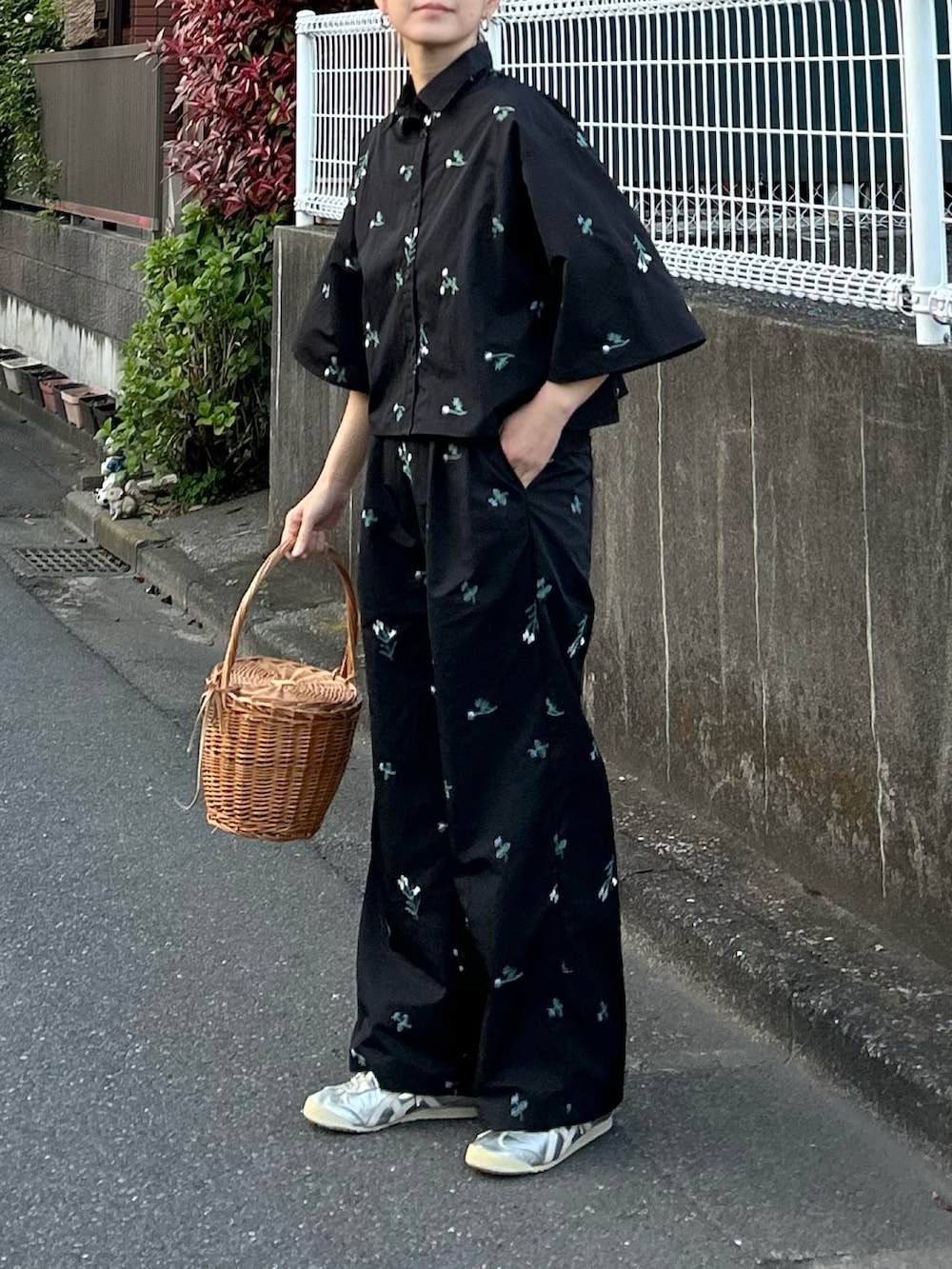 ブラック系のシャツ/ブラウス、ブラック系のスラックス、シルバー系のスニーカーを着用したレディースの夏コーディネートの3枚目の写真